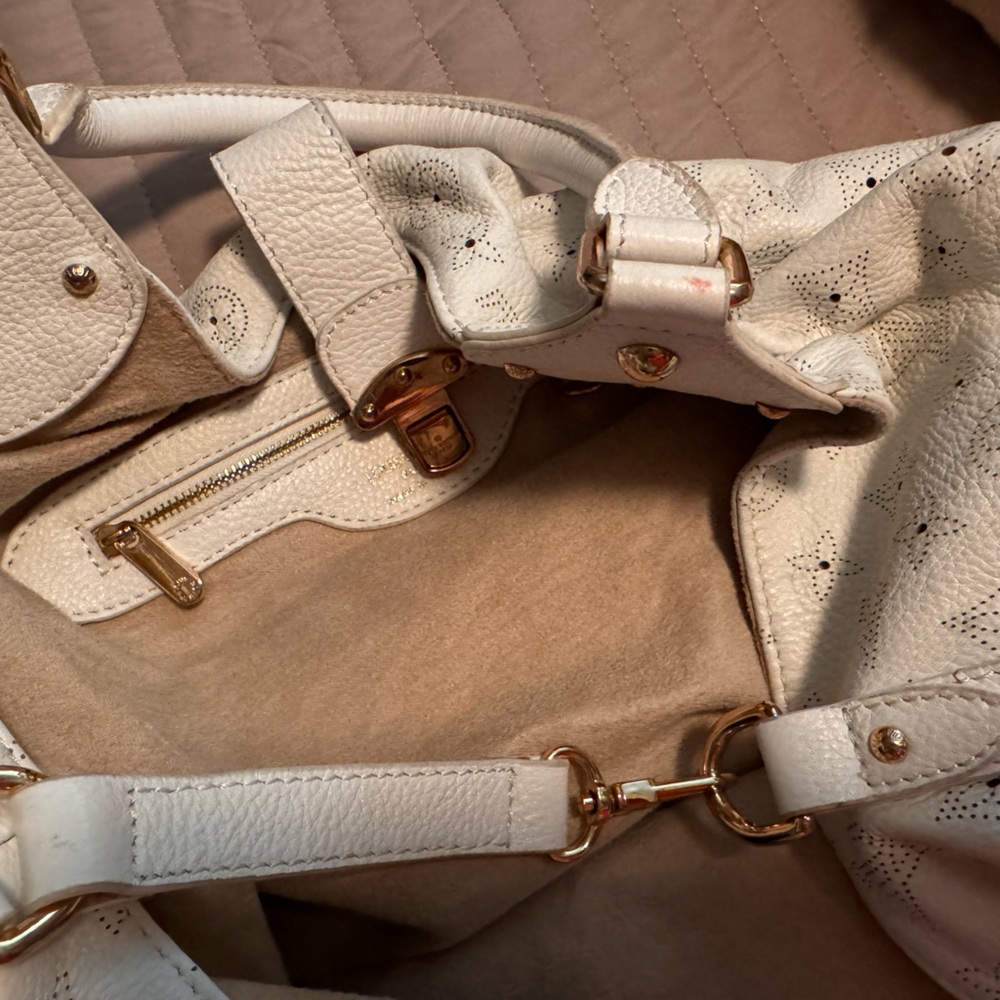JUST IN TIME FOR CHRISTMAS 🎄 
Almost PRISTINE Louis Vuitton Mahina XL White - Picture 13 of 13
